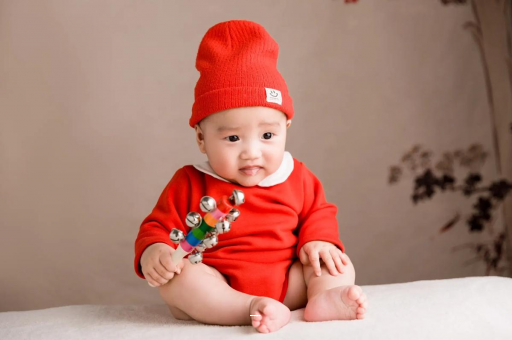 新疆宝宝几个月戴银手镯好